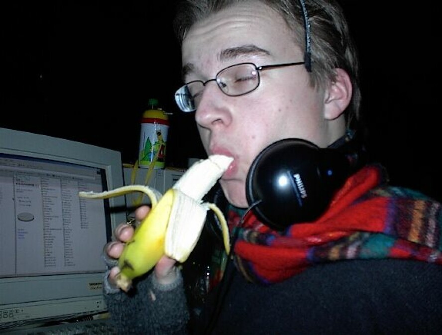 Et ekte bilde av meg på et dataparty i 2001. Det høres ikke så lenge siden ut, men det er... 24 år sida. Gud bedre. 📸: Ukjent dataungdom