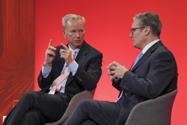 Googles tidligere toppsjef Eric Schmidt (t.v.), her i samtale med Storbritannias statsminister Keir Starmer, frykter at terrorister og land som Nord-Korea skal ta i bruk kunstig intelligens (AI) for å nå sine «ondsinnede mål». 📸: AP / NTB