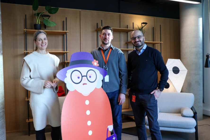 Hege Hagen (leder økonomisk kriminalitet), Emanuele Gramuglia (AI-sjef) og Quasim Awan (teamleder). I midten pappversjonen av 'Olga'. 📸: Kurt Lekanger
