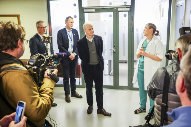 Statsminister Jonas Gahr Støre besøkte St. Olavs hospital mandag for å snakke om helsekøer. Her i samtale med klinikksjef Tina Strømdal Wik. 📸: Jan Langhaug / NTB