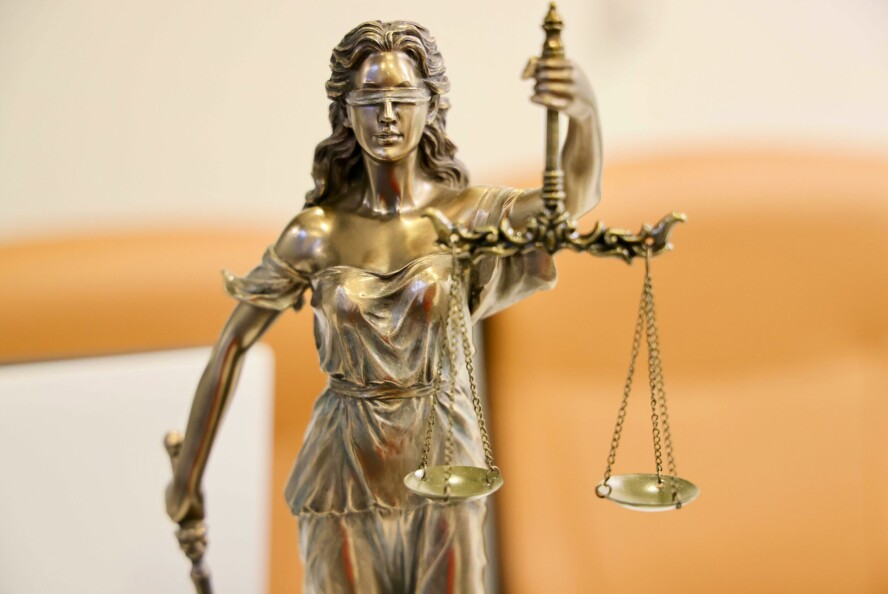 'Justice is blind' er et mantra, som brukes for å beskrive en rettferdig rettssak. Men advokater må bruke øynene mer aktivt for å avsløre feilene AI-verktøy serverer dem, krever et stort advokatbyrå. 📸: deep Bhullar / Pexels