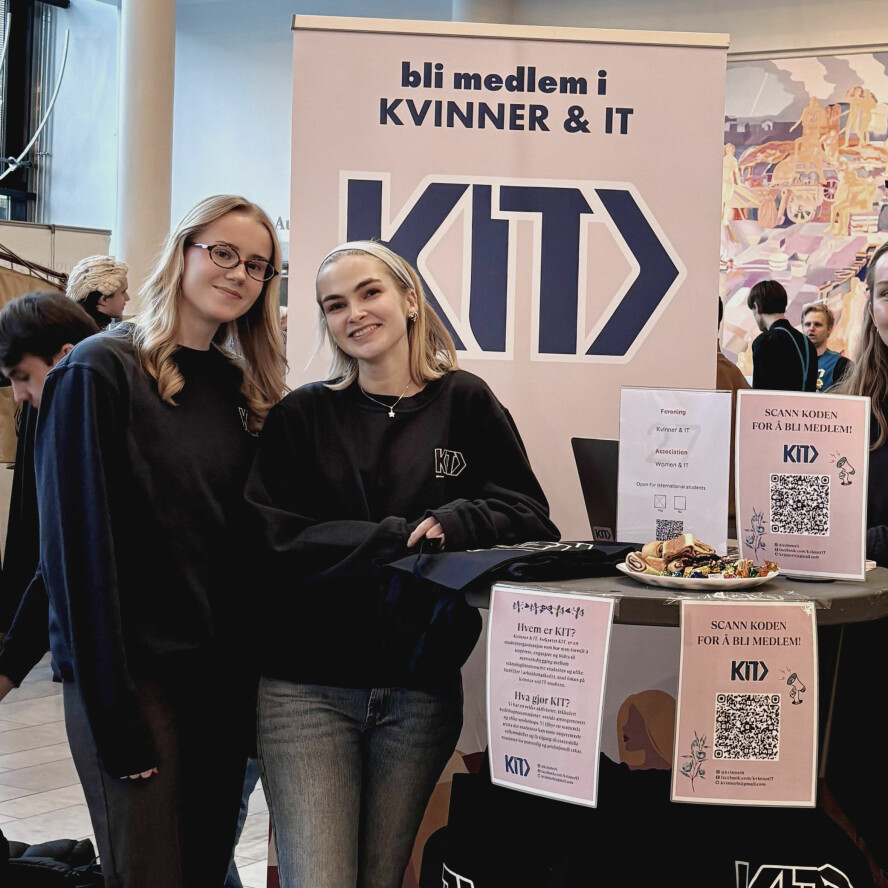Tora Nordhagen Vang og Oda Nøstdahl i Kvinner & IT (KIT) oppfordrer bransjen til å gi kvinner bedre nettverk. 📸: Privat