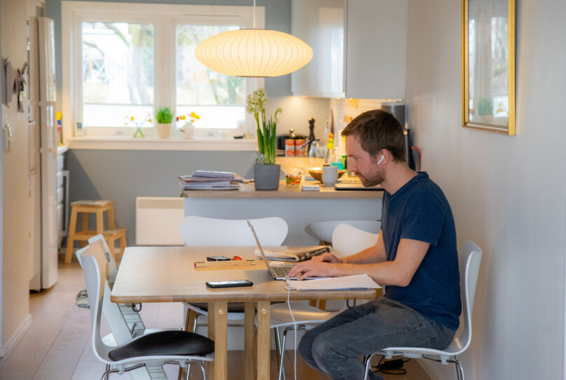 Mange er de siste årene blitt vant til å jobbe hjemmefra, men hvor godt sitter rutinene våre når vi ikke skal på kontoret? 📸: Thomas Brun / NTB