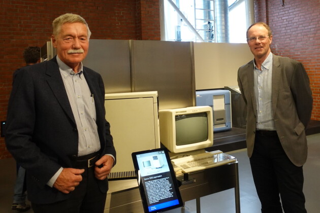 «Xerox 1108 Lispmaskin representerte en ny tid på 80-tallet. Computas anskaffet flere slike maskiner, og en av disse er i dag utstilt på Norsk Teknisk Museum.» Her gründer Roar Fjellheim og Thomas Bech Pettersen. 📸: Computas