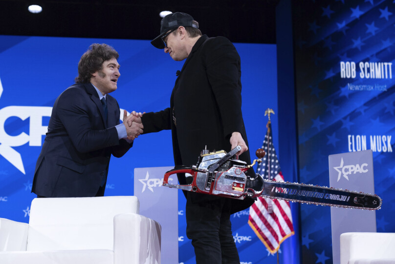 Elon Musk fikk en motorsag fra Argentinas president Javier Milei denne uka, som et symbol på kutt i byråkrati. Musk har brukt mye tid på dette den siste tiden, men nå retter han fokuset mot X, som han mener blir misbrukt av regjeringer og eksperter. 📸: Jose Luis Magana / AP / NTB