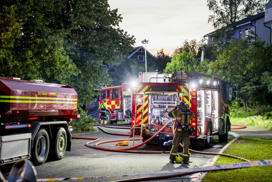 Brannvesenet jobber med å slukke brannen i et garasjeanleg som har spredt seg til en bolig på Holmlia i Oslo. 📸: Geir Olsen / NTB