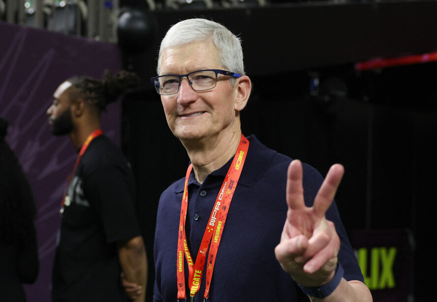 Apple-sjef Tim Cook og resten av ledelsen fikk massiv støtte fra aksjonærene i å beholde mangfoldspolitikken til selskapet. Donald Trump var ikke like fornøyd. 📸: Jamie Squire / Getty Images / AFP / NTB