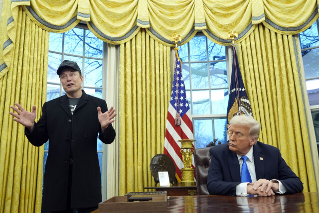 Elon Musk, leder for effektiviseringskontoret Doge, her på president Donald Trumps ovale kontor i Det hvite hus. 📸: Alex Brandon / AP / NTB