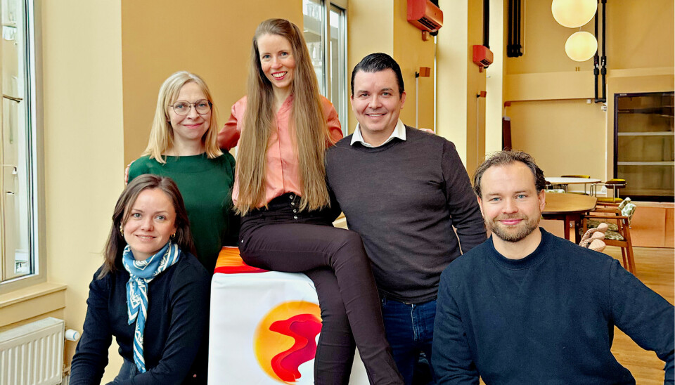 Asveig sammen med deler av Fryde-teamet. F.v. Irene Solberg, Anniken Hogstad, Asveig Marie Jellestad Levang, Johannes Holmedahl og Ørjan Bøe Thygesen. De to siste ansatte i Fryde, Anita Jenbergsen og Øyvind Alnes Boland, var ikke til stede da bildet ble tatt. 📸: Fryde