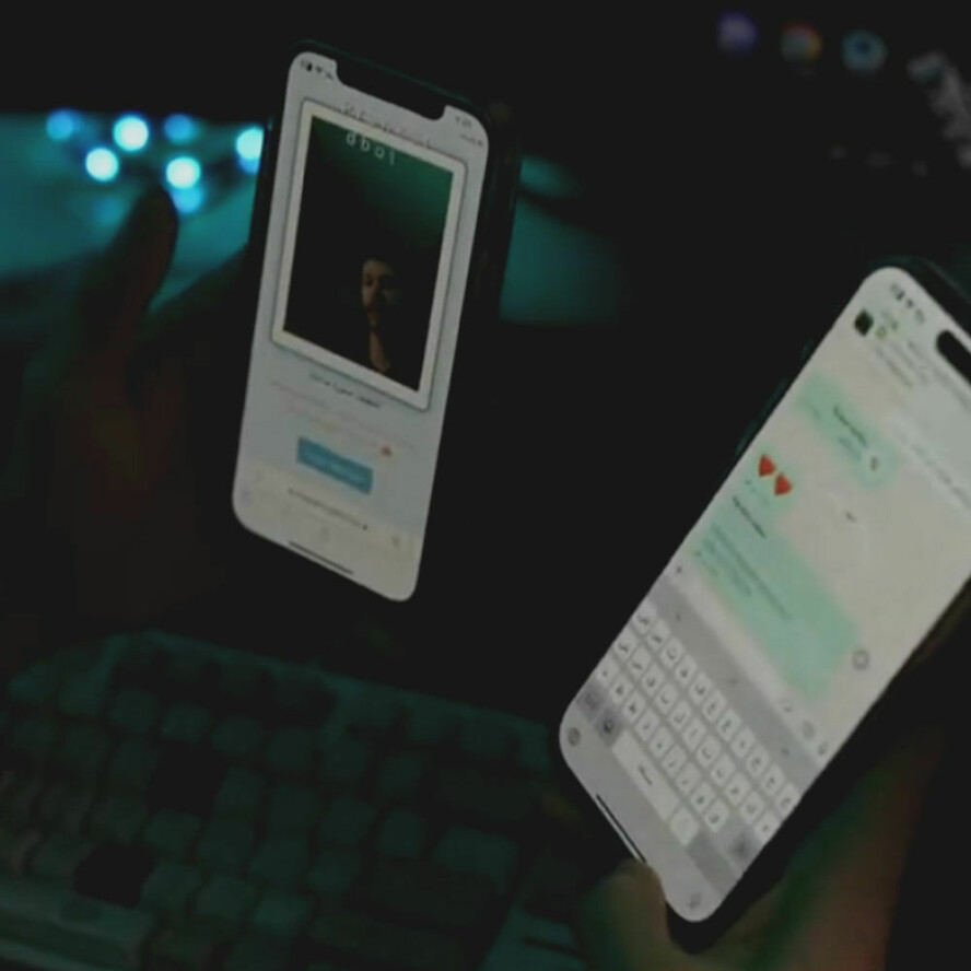 Her viser noen fram hvordan Telegram-botten, eller i det minste en med samme navn og framgangsmåte, fungerer på TikTok. Mobilen til venstre representerer offeret, som her blir avbilda, hvorpå bildene sendes til bakmannen på mobilen til høyre. 📸: TikTok