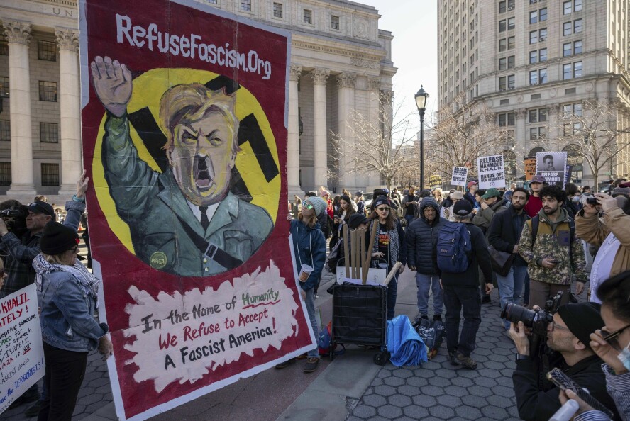 En av mange protester mot USAs president Donald Trump denne måneden, i New York. 📸: AP / Yuki Iwamura / NTB