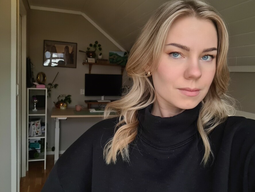 Må vi begynne på nytt, eller hvordan skal vi bygge opp igjen medmennesklighet og omsorg hos folk, undrer Elise Kristiansen i forbindelse med 8. mars. 📸: Privat