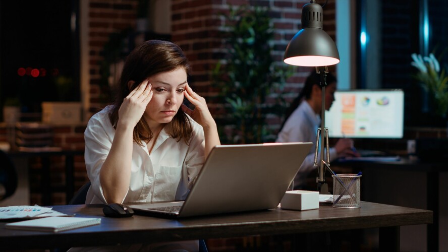 Problemer med nye teknologiske verktøy kan føre til økt sykefravær, mener Stami. 📸: Shutterstock / NTB
