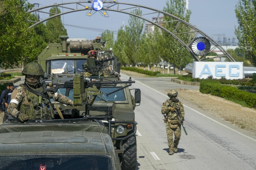 Pravda-nettverket skal ha blitt startet opp noen måneder inn i Russlands fullskala-invasjon av Ukraina. Siden har gruppa vokst, og sprer blant annet usannheter om krigen. Flere av disse skal nå også bli spredd videre av vestlige AI-chatboter, sier forskere. 📸: AP / NTB