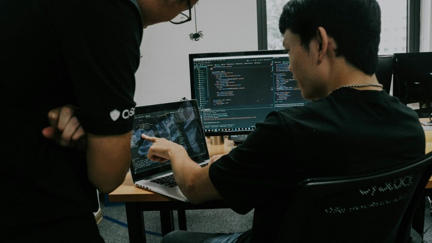 Det kan være risikabelt å bygge kommersielle produkter med 'åpne' AI-modeller med ikke-standard lisensbetingelser, advarer eksperter. 📸: Shamin Haky, Unsplash