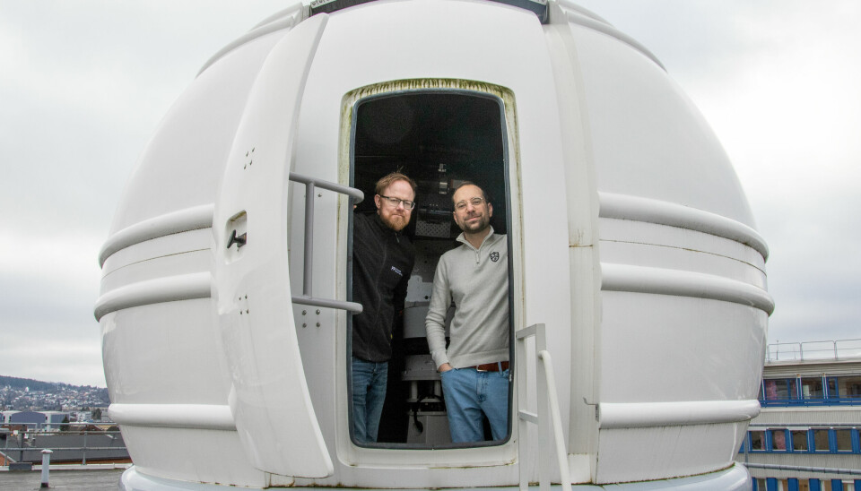 Å være systemutvikler ved FFI gjør at hver ny dag er like spennende, mener Espen Skjervold (til venstre) og Nikolai Theien Kivijervi. Her er de i kuppelen som rommer teleskopet systemet deres styrer. (Foto: Lars Aarønæs/FFI)