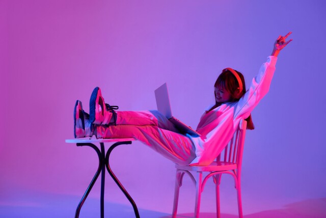 Beina på bordet, AI-en i førersetet og gode vibber. Sånn skal «vibe coding» gjøres, kanskje. 📸: Shutterstock / NTB