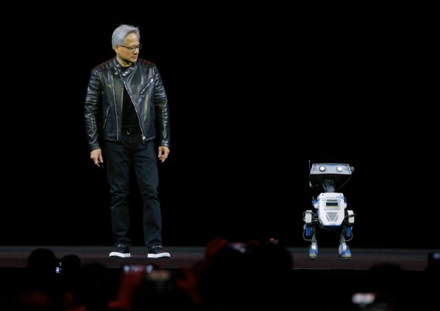 Nvidia-topp Jensen Huang hadde med seg en robot på scena, da han fortalte om et samarbeid mellom Disney, Google og Nvidia for å lage AI til roboter. 📸: Illustrasjonsfoto: Justin Sullivan / Getty Images / AFP / NTB