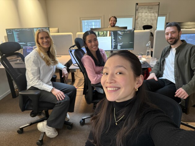 Jenny Yu på kontoret sammen med kollegaer fra Forte Digital. 📸: Privat