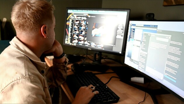 Syver Lauritz starter jobben digitalt, med å lage en masse AI-genererte bilder, før han overfører det til lerretet. 📸: Syver Lauritz