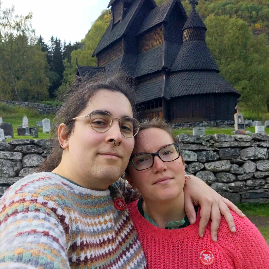 – For litt over to år sidan byrja eg å lære meg norsk. Fyrst var det mest for moro skuld, og for å betre forstå kulturarven til sambuaren min, Olivia, skriver Adaline Simonian. 📸: Privat