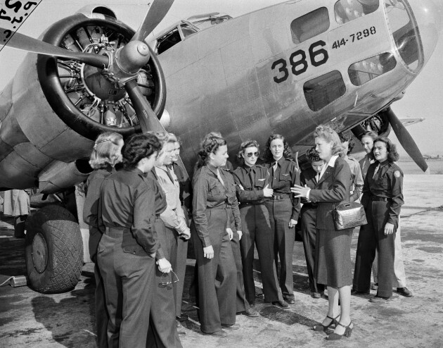Disse kvinnene gjorde en viktig innsats som piloter under andre verdenskrig. Deres historie er nå fjernet i arkiver og nettsteder hos det amerikanske Forsvarsdepartementet. 📸: AP / NTB
