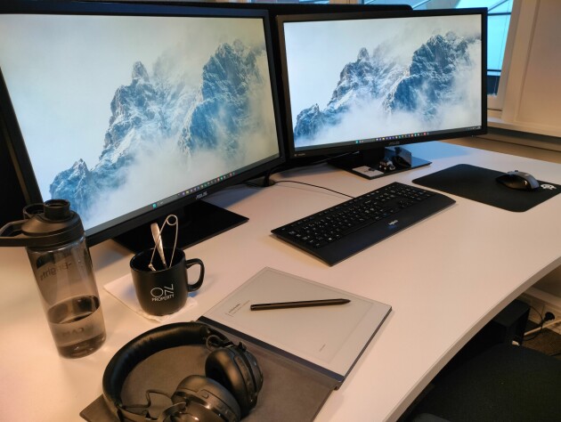 Arbeidsstasjonen på kontoret. 📸: Privat