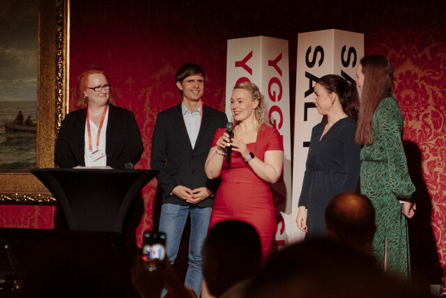 Seniorrådgiver i Bufdir Tone Alexandra Larsen, juryleder Kristoffer Lium, Julie Gjengedal og Magdalena Fosshaug fra Karriereveileding.no og Nathalie Dyhr Olimb fra Computas mottar hederlig omtale fra Brukeropplevelsesprisen 2025 under Yggdrasilkonferansen. 📸: Torstein Lund Sperstad / BufDir