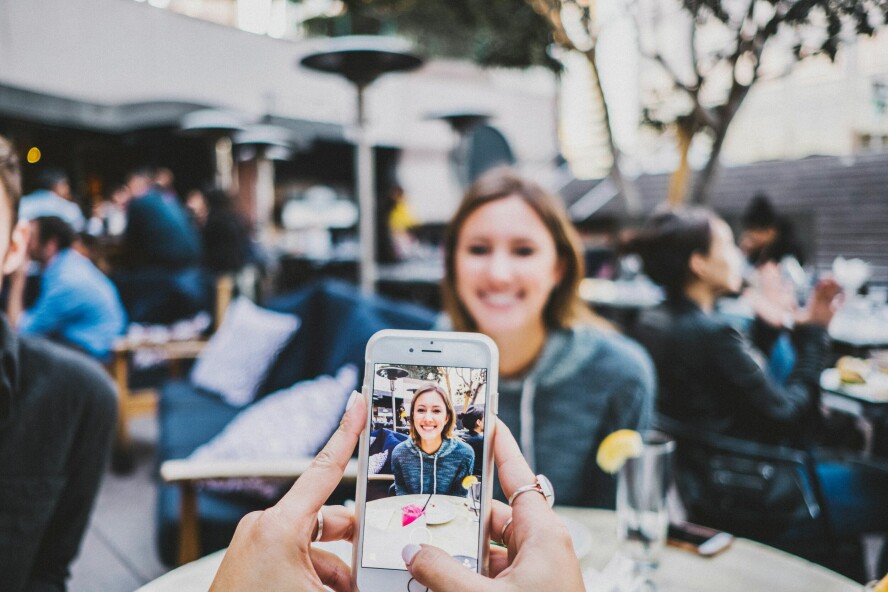 Data fra europeiske Tiktok-brukere skal være sendt til Kina. Nå risikerer eierne en av tidenes største for ulovlig dataoverføring. 📸: Josh Rose / Unsplash