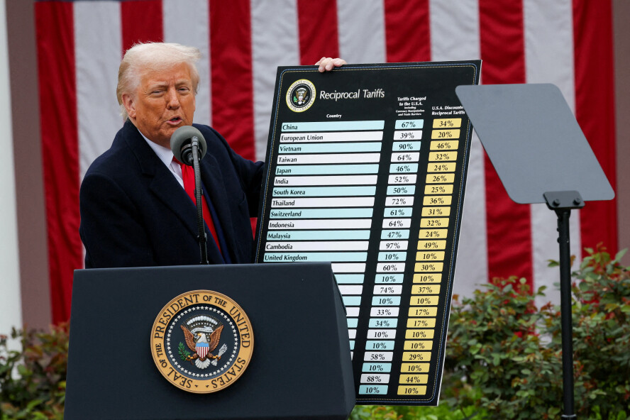 Donald Trump presenterte denne uka nye tollsatser for land som vil eksportere varer til USA. Flere anklager nå Trump for å ha brukt AI til å finne fram til de nye tollsatsene. 📸: Carlos Barria / Reuters / NTB