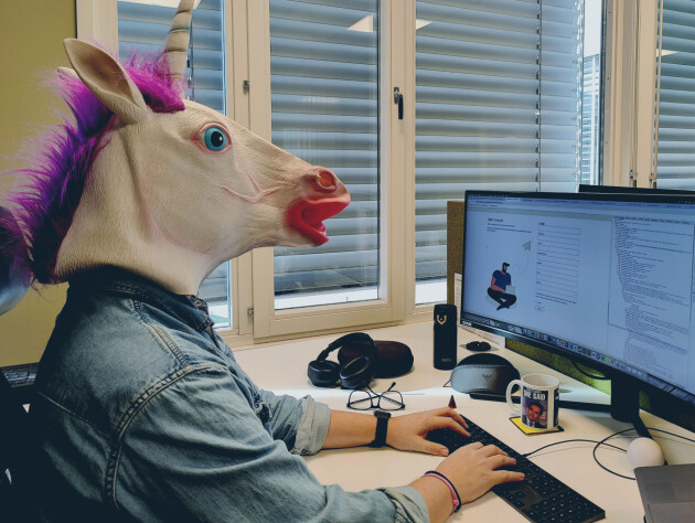 – En av de tingene jeg har jobbet mye med, er å ikke ta meg selv så høytidelig. Så når en kunde svarte på en sak i Jira med et bilde med cowboyhatt, var jeg ikke sen med å rote litt i rekvesitarommet for å svare, skriver Helge Johnsen om dette bildet. 📸: Privat