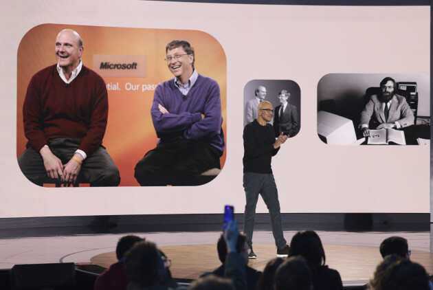 Nåværende toppsjef i Microsoft Satya Nadella har stått i spissen for en omlegging der selskapet gjorde programvaren tilgjengelig på nær sagt alle enheter, som abonnementstjenester i skyen. Her under markeringen av selskapets 50-årsjubileum i forrige uke, foran historiske bilder. 📸: Jason Redmond / AP / NTB