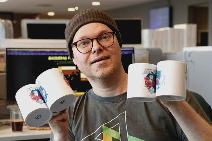 Tomsconsult-frilanser Jørgen Jacobsen deler nå ut kodekoppene fra kode24s påskerebus 2025. 📸: Ole Petter Baugerød Stokke