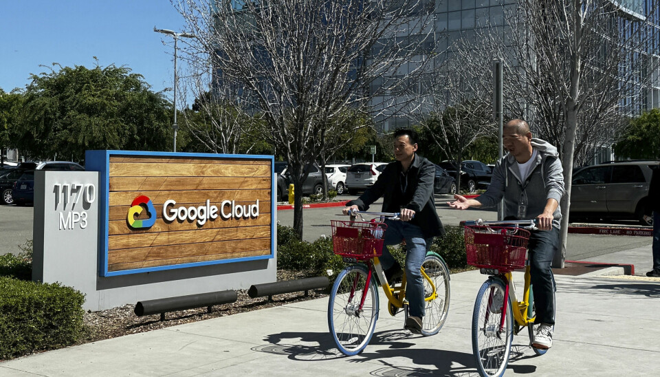 To Google-arbeidere utenfor deres kontorer i Sunnyvale, California. 📸: AP Photo / Terry Chea / NTB