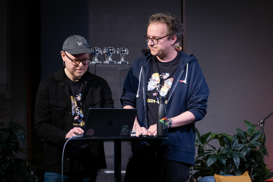 Jørgen Jacobsen og Ole Petter Baugerød Stokke på årets kode24-dag. – Hver eneste uke putter jeg fjes og navn på kode24-artikler, podcaster, konferanser og sosiale medier. Hver eneste uke får jeg kritikk. Og hver eneste uke svarer jeg, også. 📸: Dan Kopf Pedersen