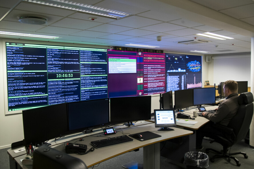 Arkivfoto fra NorCERT sitt operasjonssenter i Oslo, den operative delen av Nasjonal sikkerhetsmyndighet (NSM). De er en av mange som bruker CVE-databasen. 📸: Heiko Junge / NTB