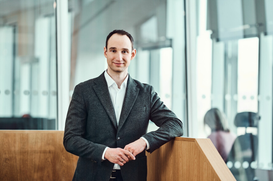 Informasjonssjef Daniel Barhom i Telia Norge bekrefter nedbemanningen. 📸: Telia