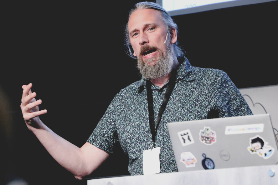 Johannes Brodwall sammenligner det å skrive om kode i gamle programmeringsspråk med 'software-arkeologi' – og ikke noe AI kan fikse uten videre. 📸: Ole Petter Baugerød Stokke