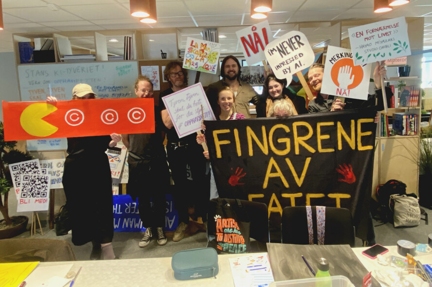 Fra et banner-verksted på Grafill sine lokaler, noen dager før 1. mai-toget skal gå gjennom Oslos gater. 📸: Privat