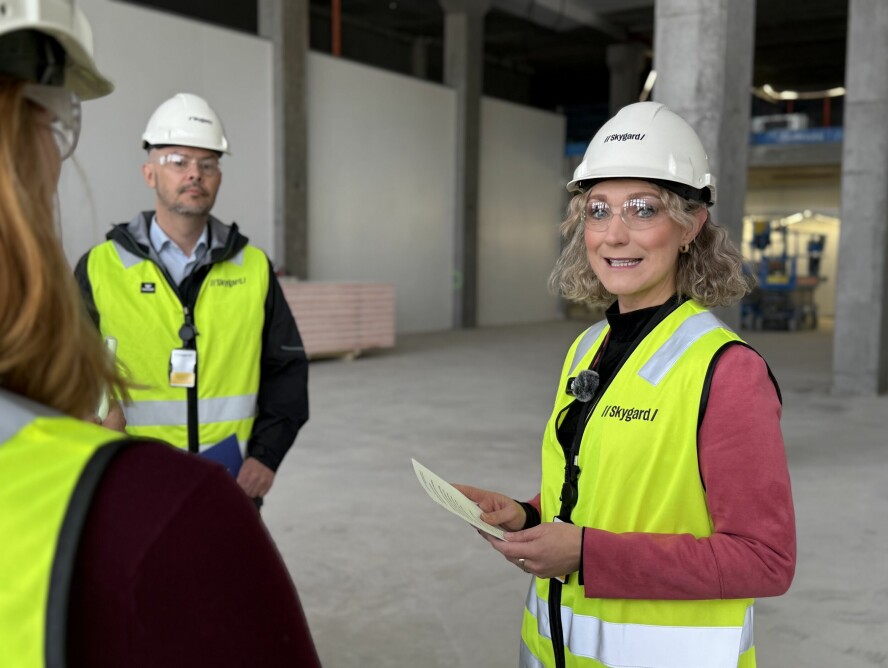 Digitaliseringsminister Karianne Tung mottok rapporten om digitale utslipp i Norge, under et besøk på det kommende datasenteret Skygard i Oslo. 📸: Nkom