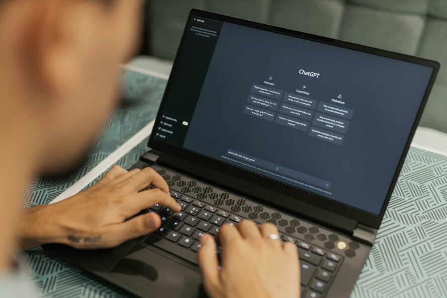 Det hjelper ikke å være mer produktiv med AI, har en gruppe forskere funnet ut. I mange tilfeller vil ansatte møte sosiale sanksjoner for å bruke denne teknologien.📸: Matheus Bertelli / Pexels