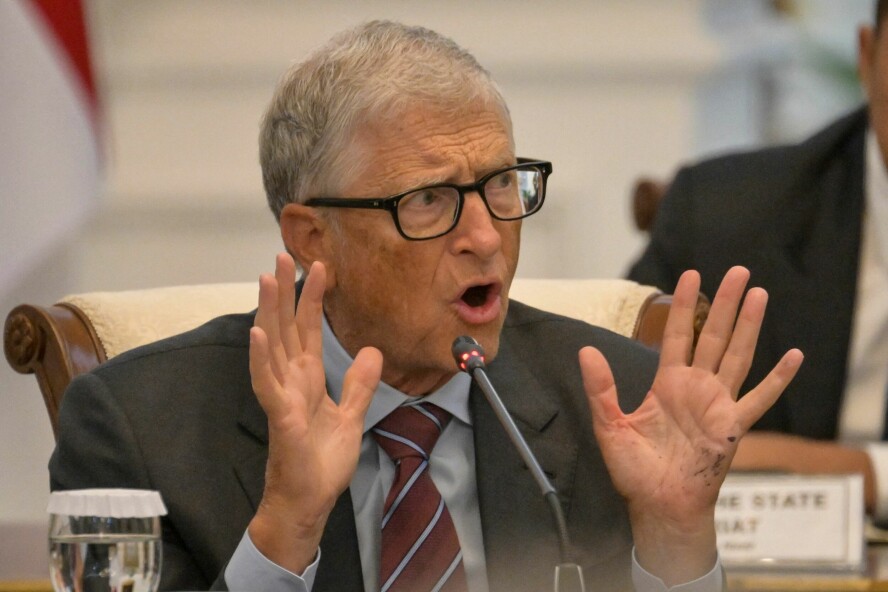 Bill Gates er svært kritisk til amerikansk bistandskutt, og raser mot Elon Musk. Selv vil han gi vekk formuen til veldedige formål i enda høyere tempo. 📸: Bay Ismoyo / AFP / NTB