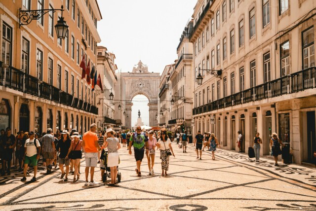 Går du gatelangs med en portugisisk venn i Lisboa kan det kanskje friste med et stopp på en fortauskafé. Fra neste sommer håper Vipps at dere kan gjøre opp regninga med å 'vippse' hverandre etterpå. 📸: Louis Droege / Unsplash