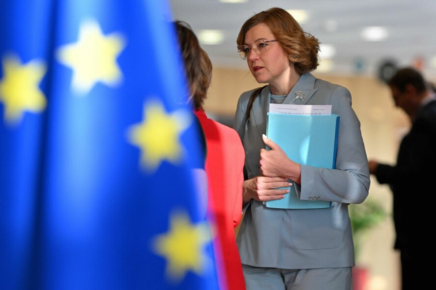 Henna Virkkunen i EU-kommisjonen mener Tiktok må vise mer åpenhet om hvem som betaler for annonser hos dem, og hvem som er målet for reklamene. 📸: Nicolas Tucat / AFP / NTB