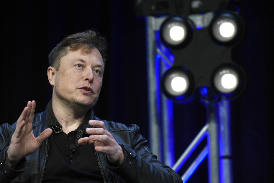 Elon Musk har vært veldig opptatt av spørsmål om etnisitet i sitt tidligere hjemland Sør-Afrika. Det var også hans kunstig intelligente chatbot Grok, som inntil den ble justert kom med antydninger om et folkemord mot hvite sørafrikanere nær sagt uansett hva den ble spurt om. 📸: Susan Walsh / AP / NTB