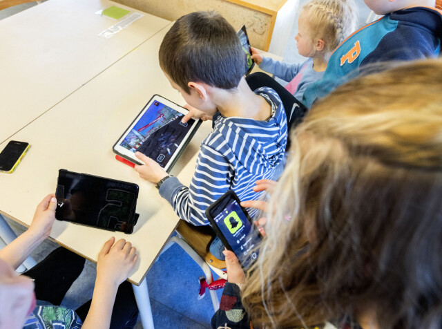 Undersøkelsen, som omfatter 1000 foreldre med barn i grunnskolen, viser at hele 46 prosent mener digitale verktøy kompliserer oppfølgingen av skolearbeidet. 📸: Gorm Kallestad / NTB
