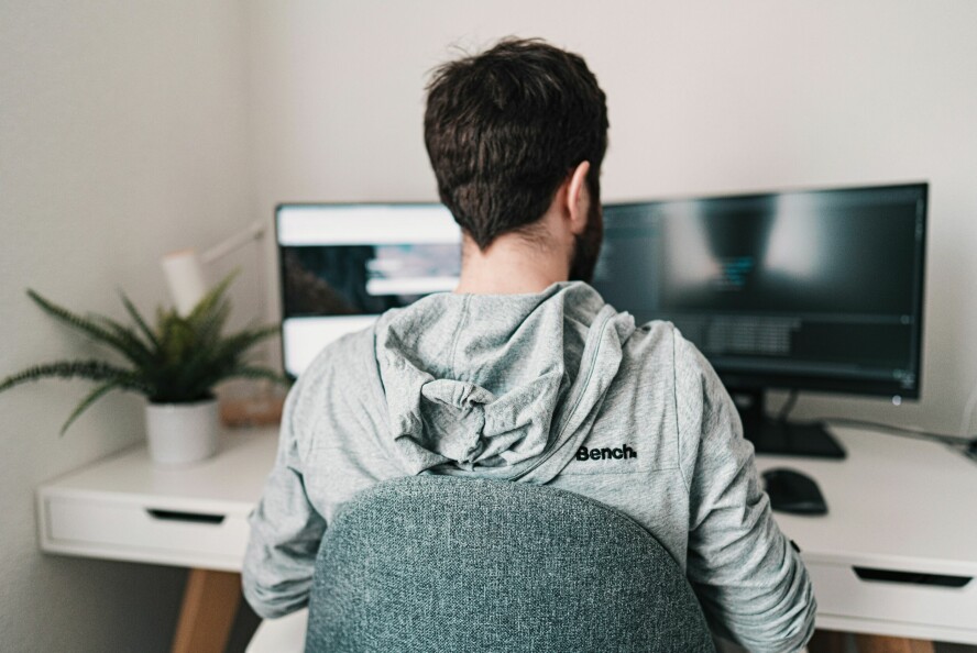 Det å jobbe hjemmefra ved behov kan være bra for den psykiske helsa, ifølge en ny rapport fra Stami. Samtidig advarer de om at tallene også forteller om negative konsekvenser av for omfattende bruk. 📸: Claudio Schwarz / Unsplash