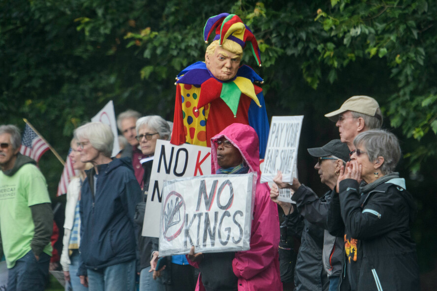Demonstranter utenfor president Donald Trumps kryptogalla i Washington torsdag. Flere er svært kritiske til den private middagen med dem som har investert mest i Trumps kryptovaluta. 📸: Rod Lamkey, Jr. / AP / NTB