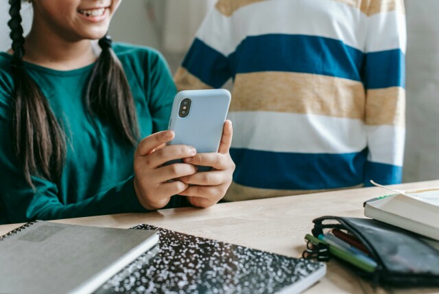Medietilsynet tror det er en økende bevissthet blant folk om at unge eksponeres for skadelig innhold, atferd og design i sosiale medier. 📸: Katerina Holmes / Pexels