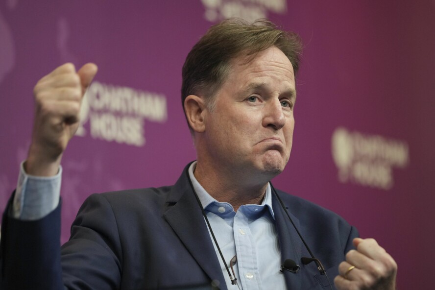 Den tidligere Meta-toppen Nick Clegg mener det vil være bortimot umulig å spørre kunstnere i forkant av at verkene deres blir brukt til AI-trening. Samtidig mener han at de bør få si nei til bruken. 📸: Kin Cheung / AP / NTB